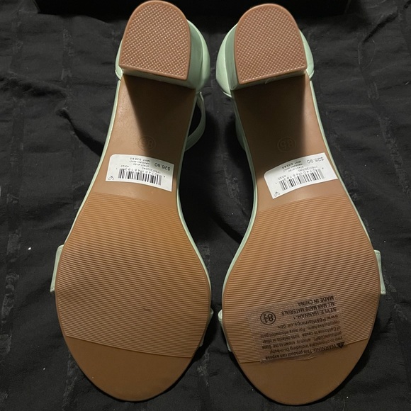 BRAND NEW mint heels - Picture 3 of 4